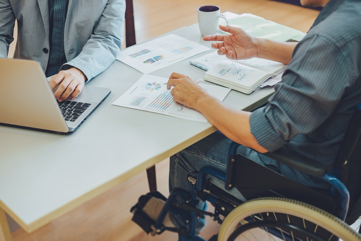 ¿Tengo derecho a paro después de una incapacidad permanente total? Requisitos y casos reales
